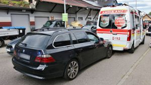 BMW prallt auf  Krankenwagen