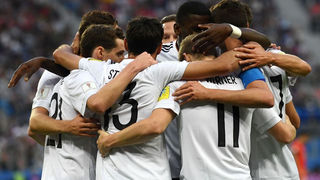  Die deutsche Fußball-Nationalmannschaft hat zum ersten Mal den Confederations Cup gewonnen. Im Netz erntet das Team von Bundestrainer Joachim Löw, das sich gegen Südamerika-Meister Chile mit 1:0 durchsetzte, viel Lob. 