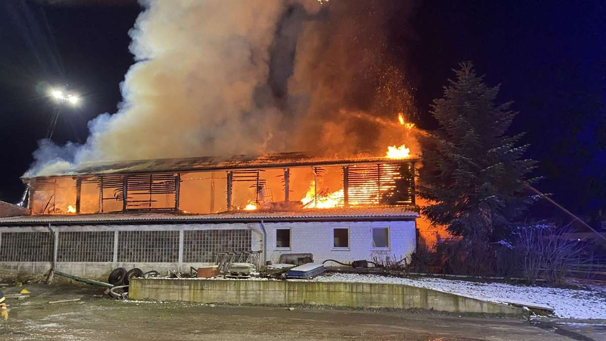 Feuerwehreinsatz in Vaihingen an der Enz: Scheune durch Brand zerstört – rund 200.000 Euro Schaden