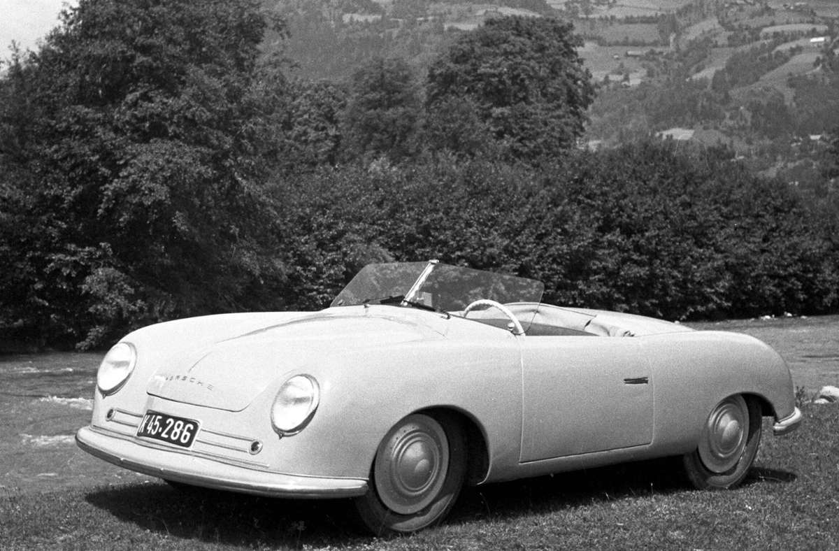 Das Urmodell 356 Nr. 1 Roadster wurde in Gmünd in Kärnten entwickelt und gebaut, nachdem die Firma Porsche im Herbst 1944 Stuttgart vorübergehend verlassen hatte. Die Leitung lag bei Ferry Porsche, dem Sohn des Firmengründers Ferdinand Porsche. Die Karosserieform stammte wie schon beim VW Käfer vom Konstrukteur Erwin Komenda. Der veränderte VW-Motor lieferte 35 PS Leistung bei 1131 ccm Hubraum, der Motor war vor der Hinterachse platziert. Es war der erste Sportwagen unter eigenem Namen. Davor hatte Porsche Fahrzeuge im Auftrag anderer Hersteller konstruiert.