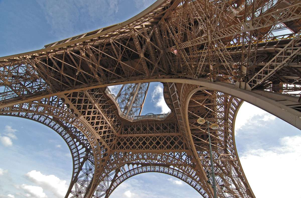Eiffel bezahlt den Großteil der Mehrkosten aus eigener Tasche, im Gegenzug bekommt er die Nutzungsrechte bis 1910.