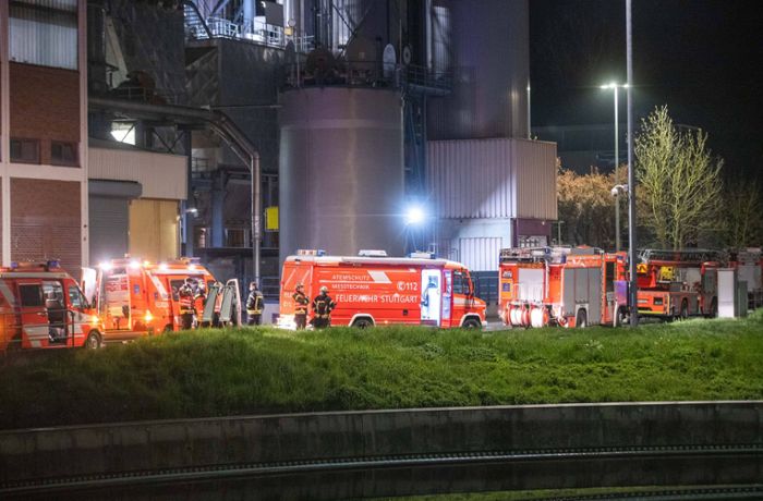 Stuttgart-Mühlhausen: Gefahrstoff erhitzt sich in Klärwerk – Feuerwehr rückt aus