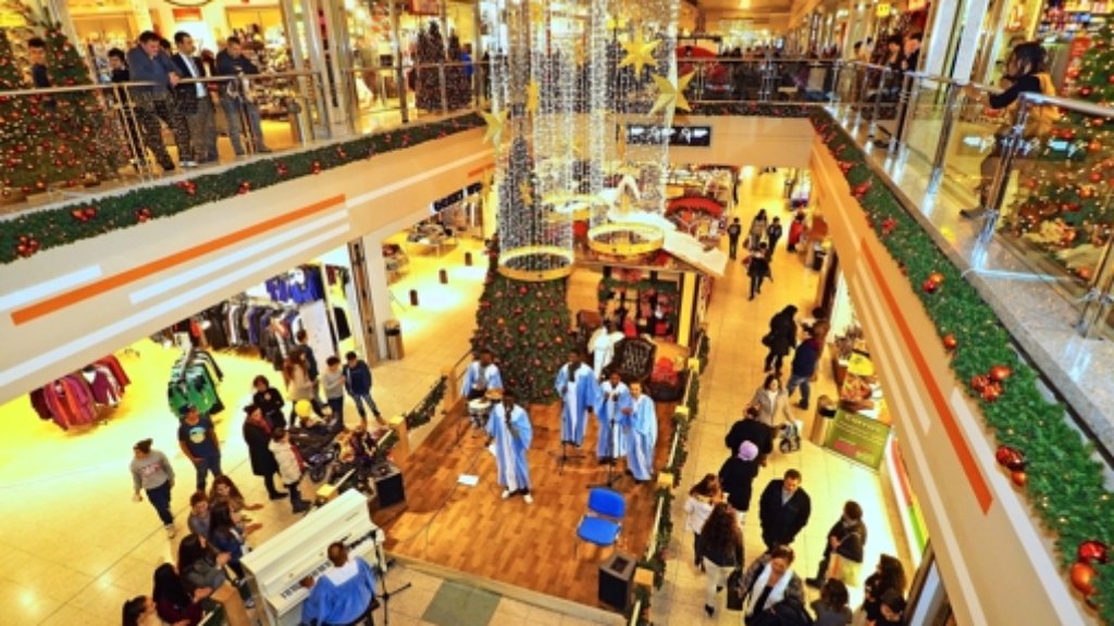  Bei der Shoppingnacht im Leo-Center hält sich der Andrang in Grenzen – stressfreies Bummeln war angesagt. An den nächsten langen Einkaufsabenden schließen die Geschäfte künftig schon um 22 Uhr. 