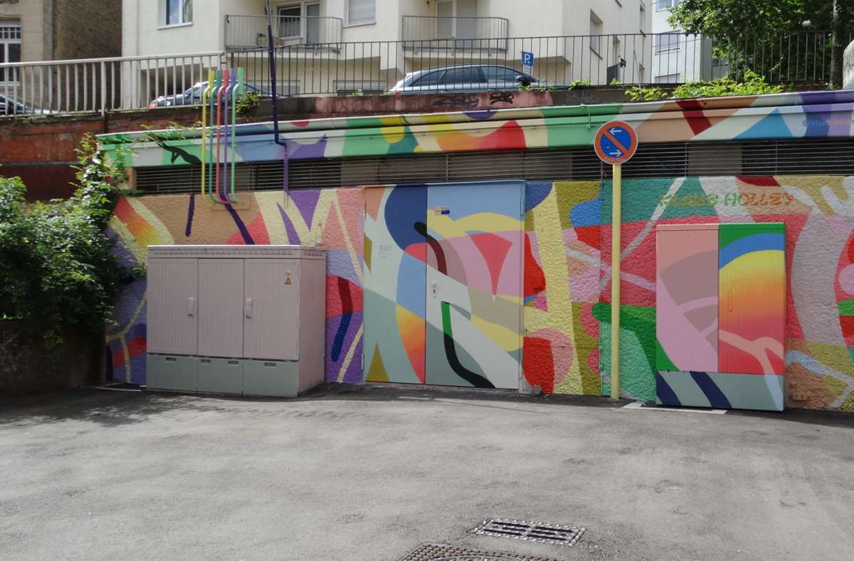 Dieses Werk befindet sich in der Nähe des Marienplatzes, hinter dem Restaurant Arigato Verropoulos. Kreiert wurde das Graffiti vom Studio Vierkant. Vor allem die abstrakte Gestaltung mache es besonders, meint ein Stuttgarter Künstler, der anonym bleiben möchte.