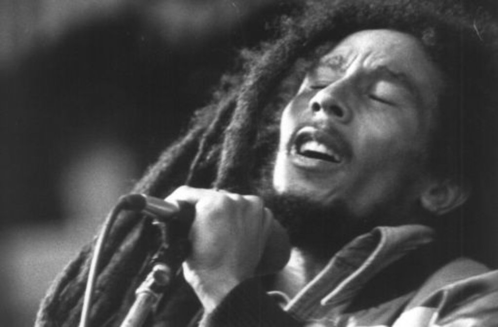 Den fünften Platz hat die im Alter von 36 Jahren verstorbene Reggae-Ikone Bob Marley inne, der es nicht nur mit seiner Musik, sondern auch mit Getränken und anderen Merchandising-Artikeln auf 20 Millionen Dollar brachte.