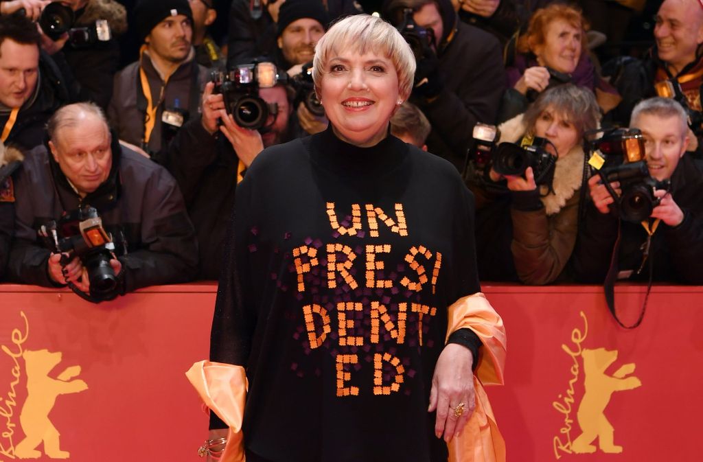 Auch zugegen auf dem Roten Teppich in Berlin: Grünen-Politikerin Claudia Roth mit einem eindeutigen Statement auf dem Shirt.
