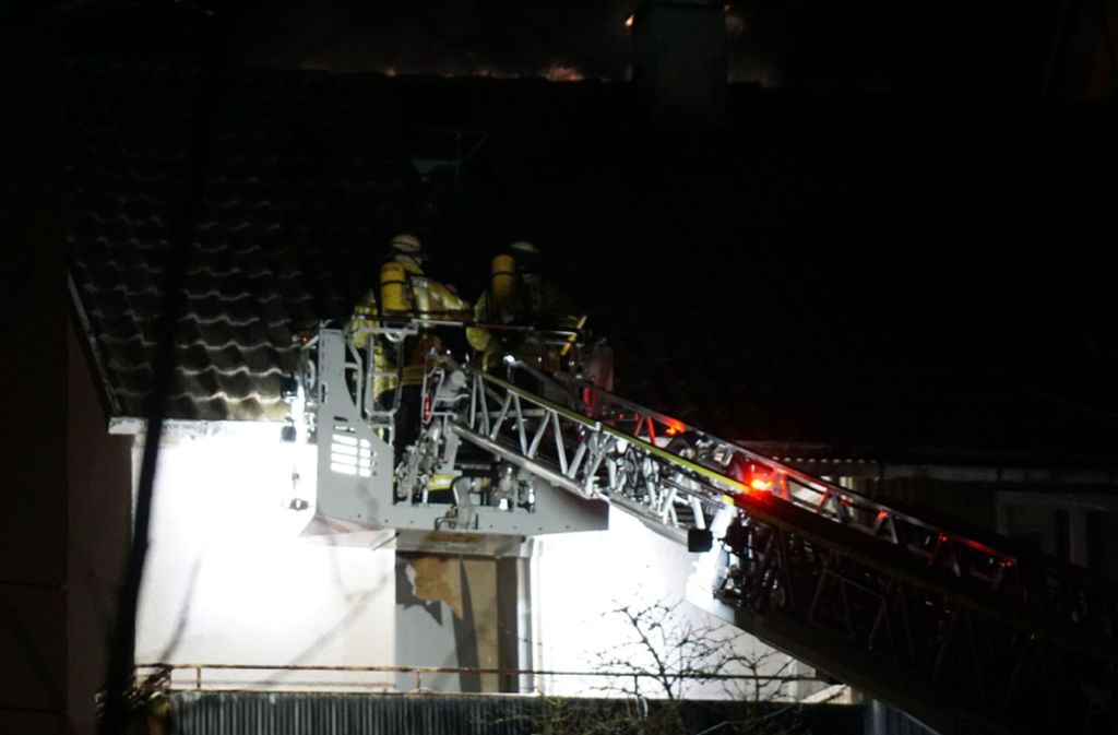 Die Feuerwehr nutzte unter anderem die Drehleiter zur Brandbekämpfung.