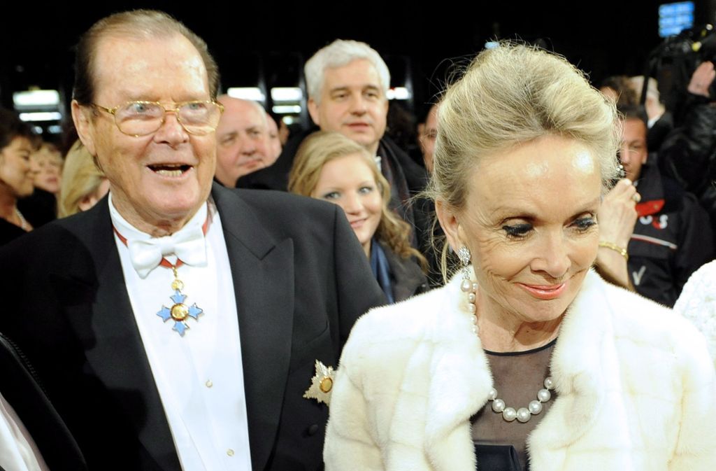 Auch im hohen Alter noch ein Teil des internationalen Jet Set: Roger Moore mit seiner Ehefrau bei seiner Ankunft zum Wiener Opernball im Jahr 2012.
