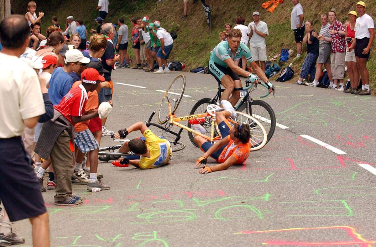 Ein legendärer Moment der Ritterlichkeit in einem durchseuchten Feld bei der Tour 2003: Lance Armstrongs Lenker verfängt sich in der Tüte eines Zuschauers und er stürzt. Jan Ullrich nutzt die Gunst der Stunde nicht. Er drosselt das Tempo gegen den Willen seines Sportdirektors und wartet auf seinen Kontrahenten. Der gewinnt am Ende die Etappe.