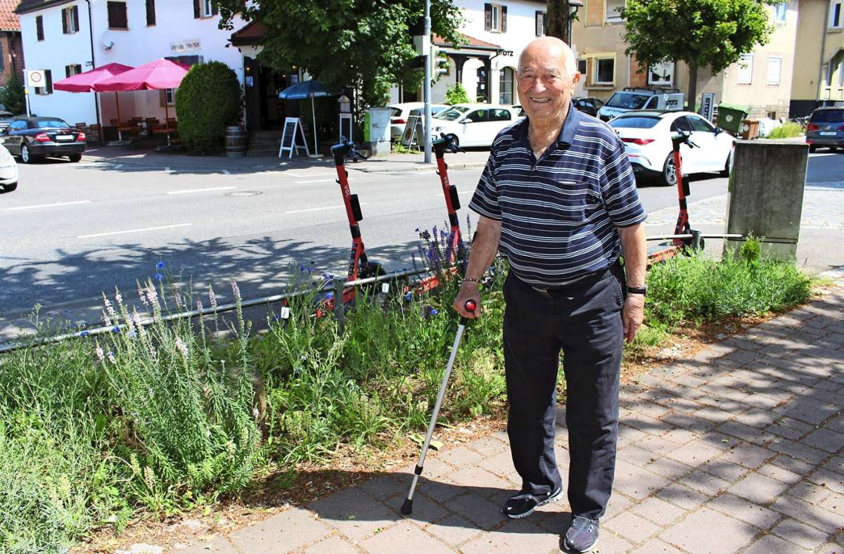 Der 89-jährige Panteleimon Moisiadis hegt und pflegt an der Ecke Vaihinger und Maierstraße in Möhringen hingebungsvoll einen öffentlichen Grünstreifen. Foto: Caroline Holowiecki