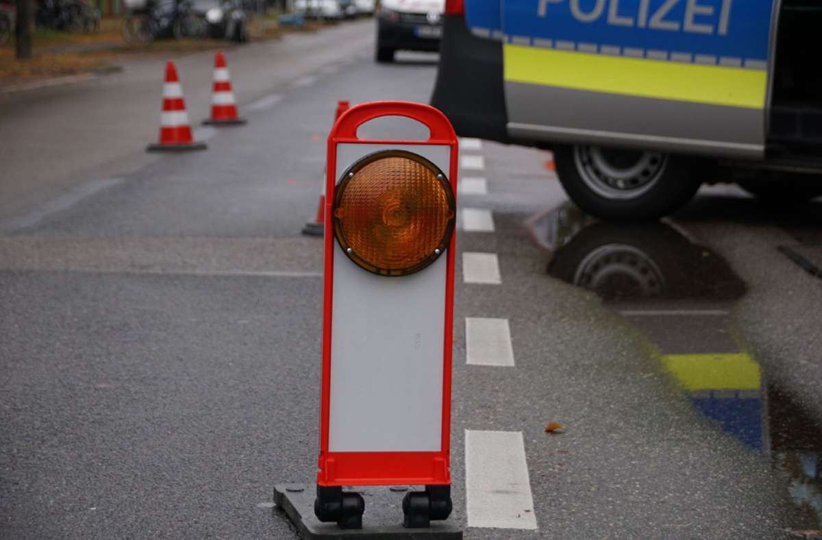 Am Samstagmittag erfasste ein Pkw einen Motorradfahrer in der Obertürkheimer Straße.