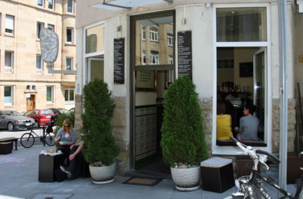 Ob zum gemütlichen Frühstück, zum Kaffeeklatsch oder auf ein Glas Wein mit Freunden - das Cafe Seyffers in der Vogelsangstraße bietet für jeden Anlass die passende Location.