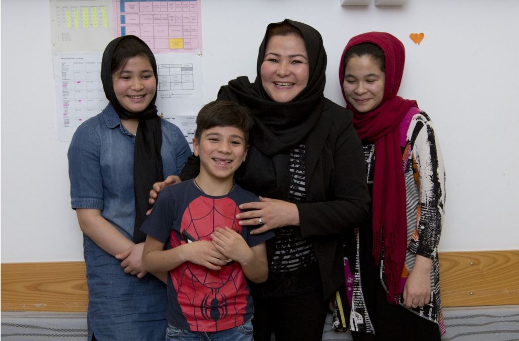 Sakina Esmaily (Mitte) darf mit ihren Töchtern Mahdia (li) und Mohadesha und ihrem Sohn Mortaza vorerst in Deutschland bleiben. Foto: Lichtgut/Michael Latz
