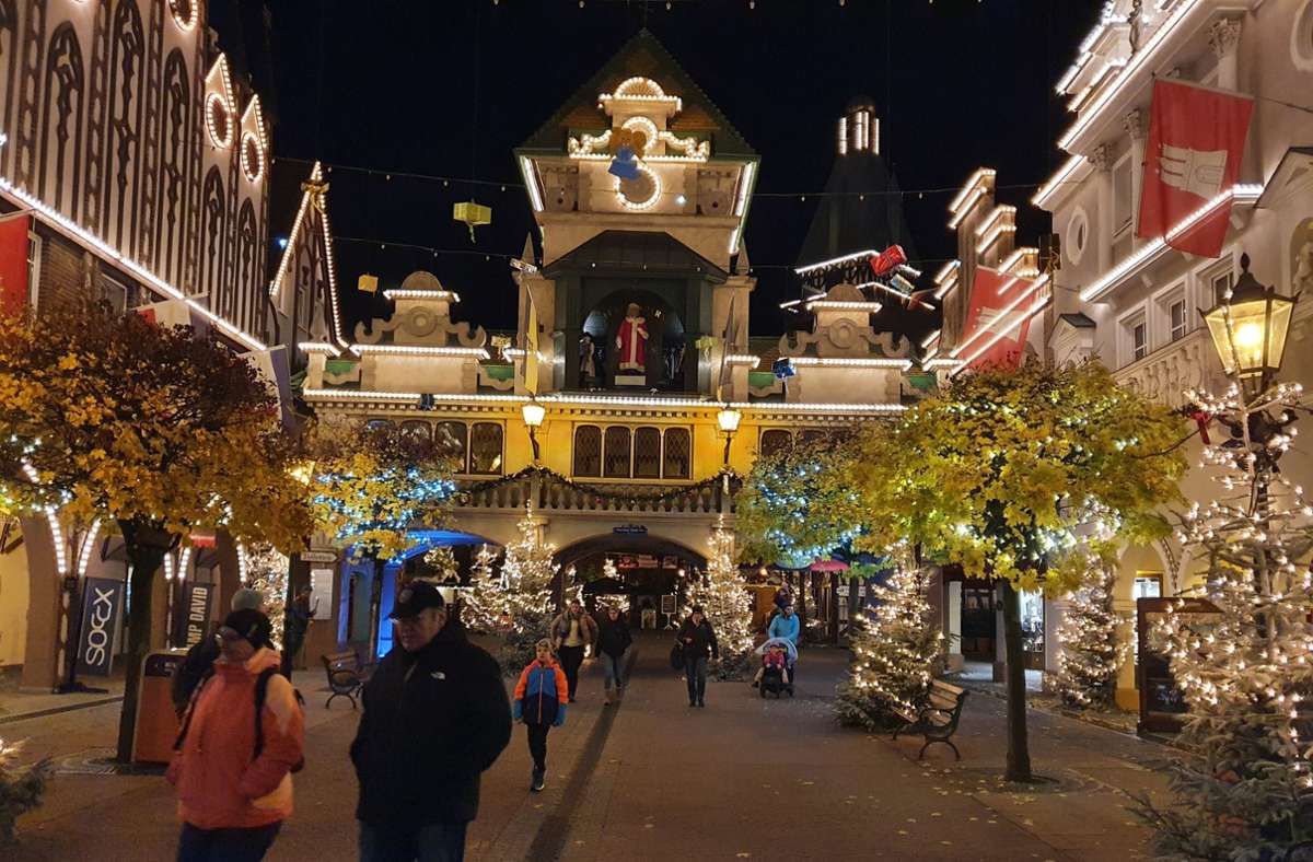 Alles ist weihnachtlich geschmückt wie hier im deutschen Viertel.