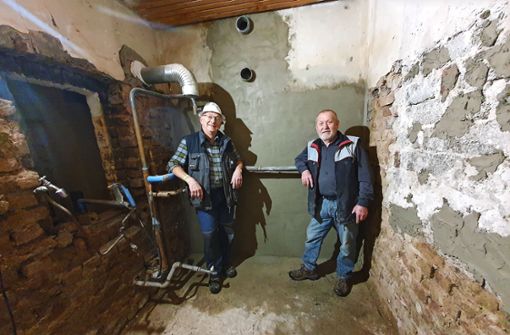 Theo Fischer (links) und Wilfried   Geier  haben im Gebiet  der Flutkatastrophe im Ahrtal mit angepackt, um die Schäden  zu reparieren. Foto: privat