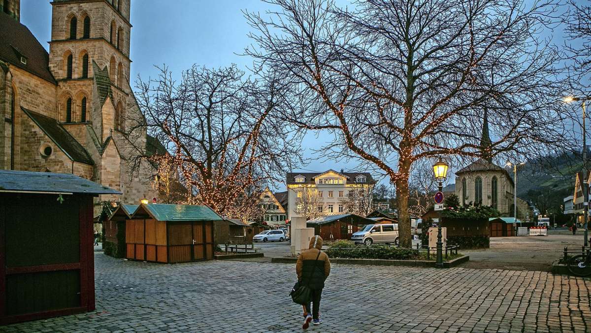 Nach der Absage des Weihnachtsmarkts kommt in der Esslinger Innenstadt noch wenig weihnachtliche Vorfreude auf. Stadtvermarkter und Einzelhändler versuchen zu retten, was zu retten ist. Doch die Infektionslage lässt nicht viel Aktionismus zu.