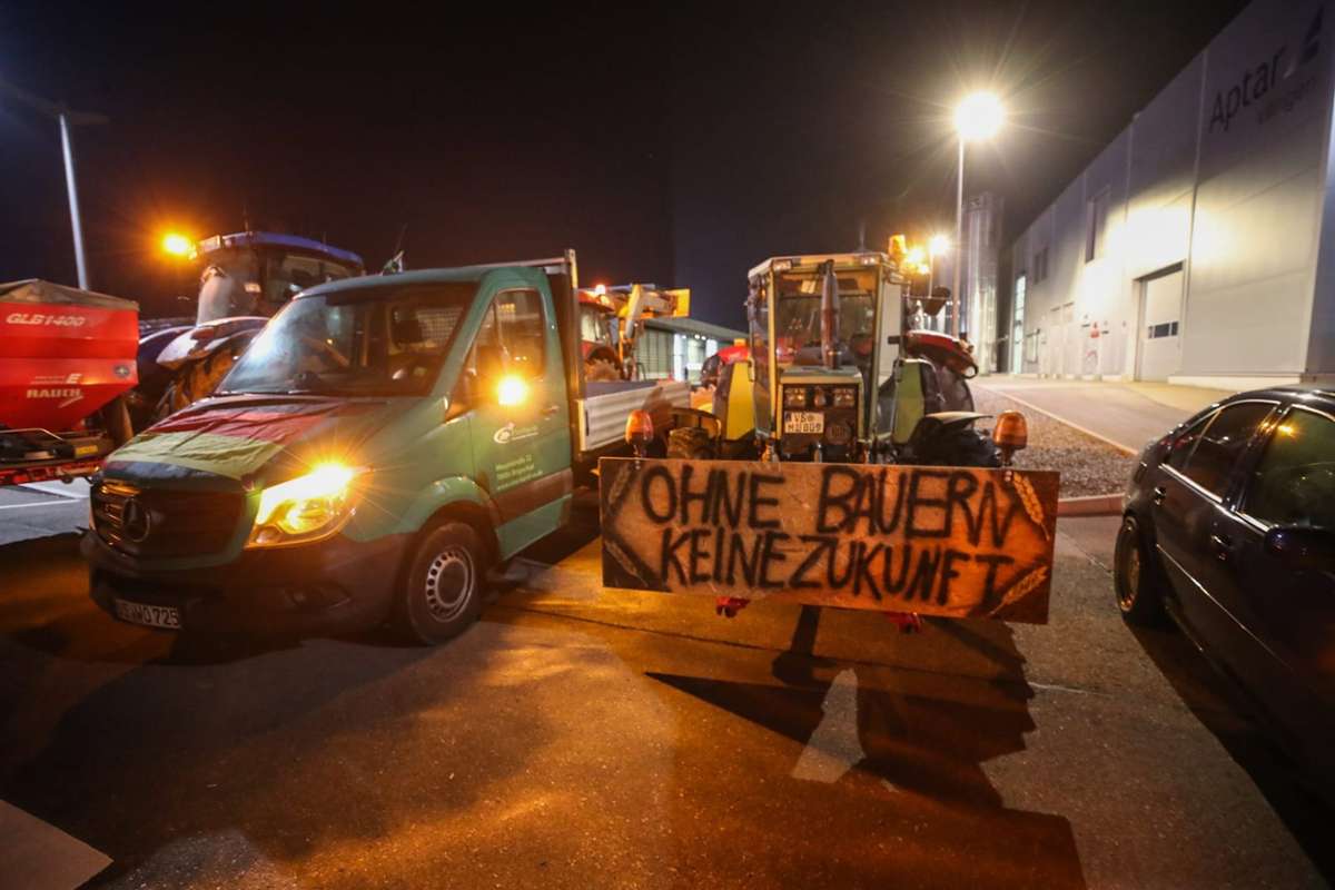 Traktoren-Protest vor dem Druckzentrum in Villingen-Schwenningen.