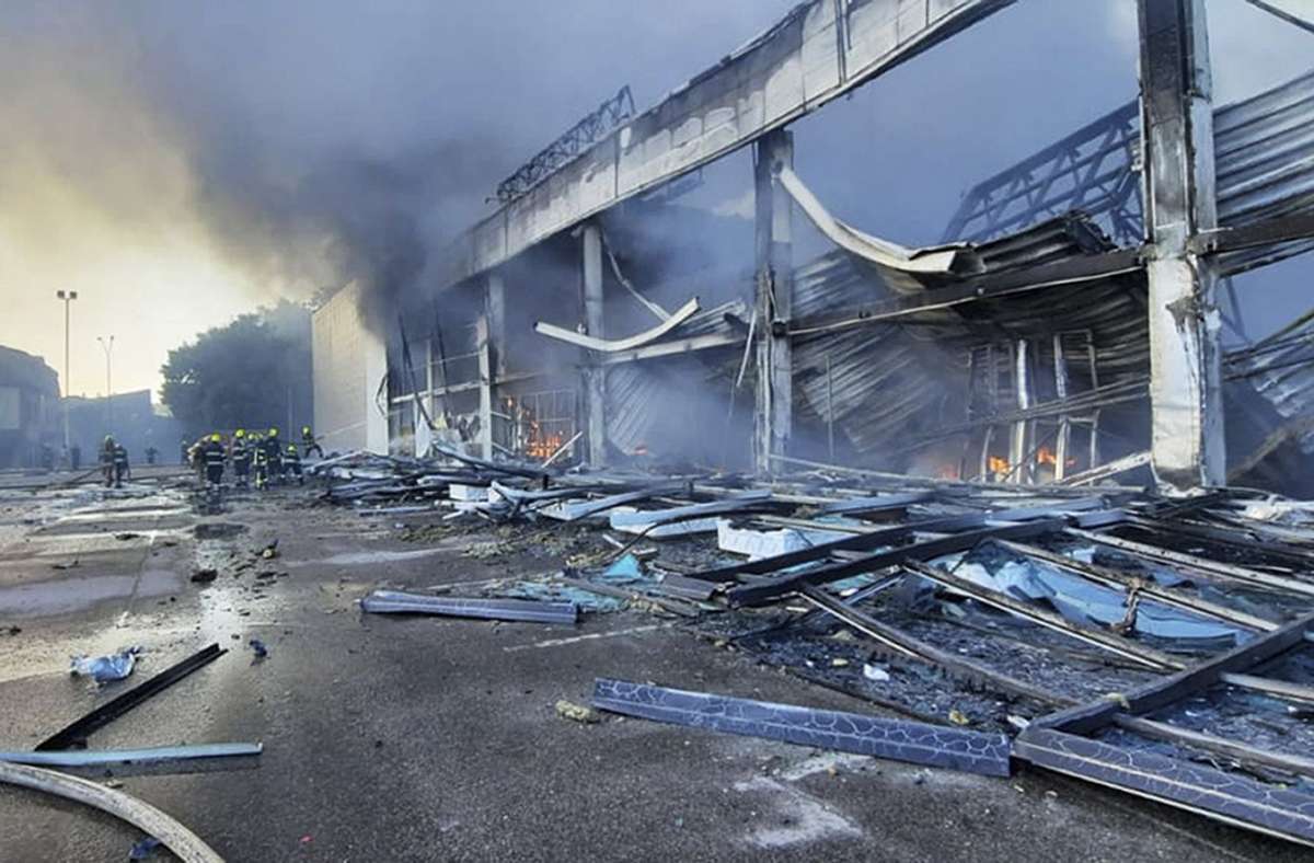 In dem angegriffenen Einkaufszentrum in Krementschuk in der Ukraine sollen sich mehr als Tausend Menschen aufgehalten haben. Foto: dpa