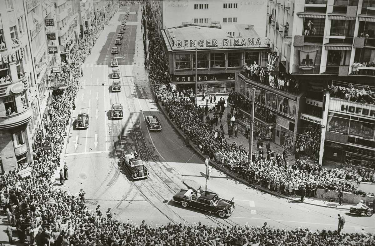 Auch auf der Königstraße herrschte Ausnahmezustand, als Queen Elizabeth und ihr Mann in getrennten Autos 1965 durch die Stadt fuhren.