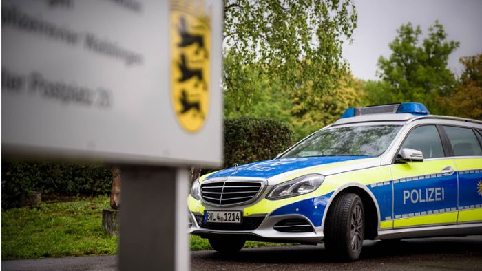 Fahrerflucht in Weinstadt: Auto fährt Frau mit Kinderwagen an
