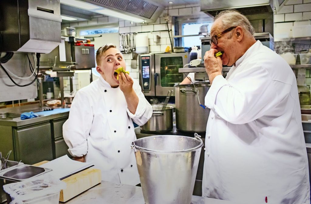 Vincent Klink und Timo beim schönsten Teil des Kochens: dem Probieren.