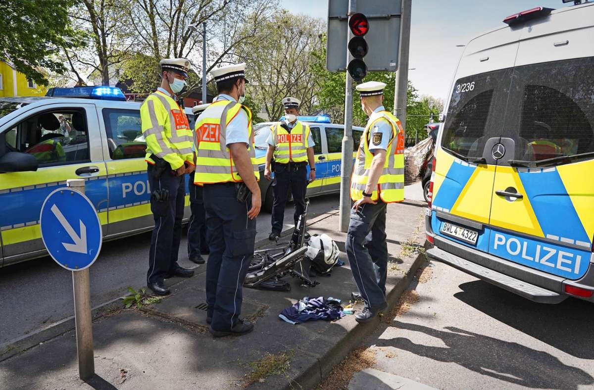 Nur noch ein Blechknäuel: Die Polizeibeamte an der Unfallstelle können nicht mehr viel tun. Foto: Andreas Rosar