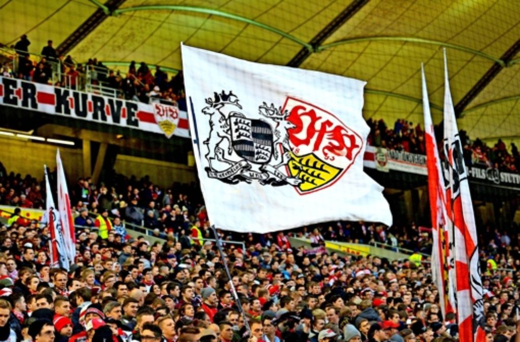 VfB-Fans werden auch im Falle eines Abstiegs mit Sonderzügen zu den Spielen kommen. Foto: dpa