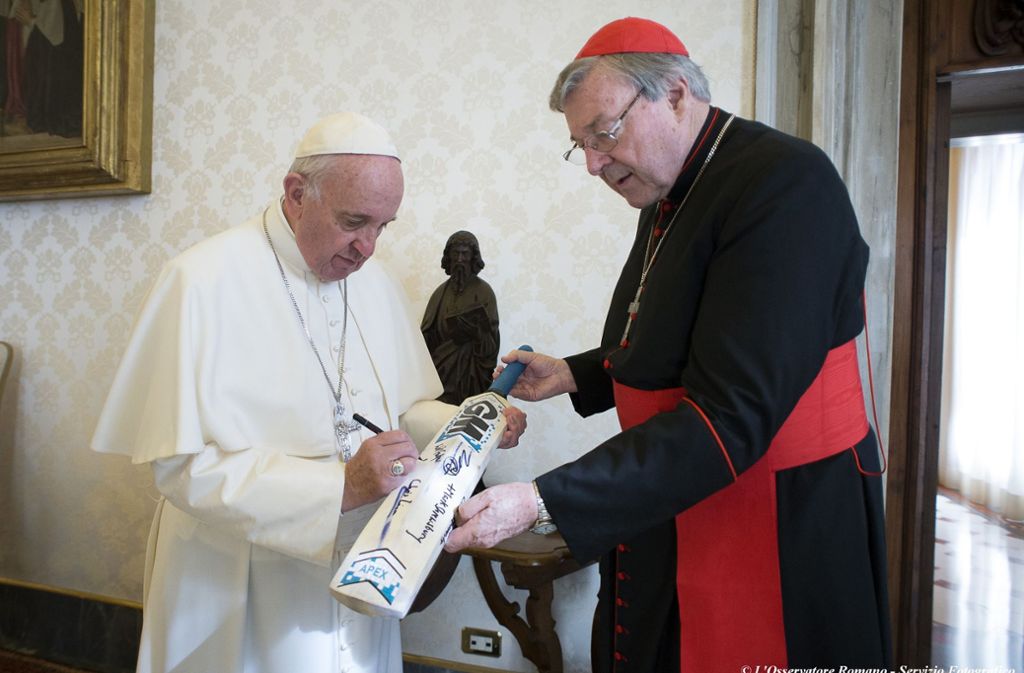 Bis zu seiner Versetzung nach Rom im Jahr 2014 war Pell Erzbischof von Melbourne und Sydney. Franziskus ernannte ihn im Februar 2014 zum „Mr. Clean“ – als Leiter der neu geschaffenen Aufsichtsbehörde für die wirtschaftlichen Angelegenheiten des Vatikans (Foto: Pell überreicht im Oktober 2015 Papst Franziskus ein Cricket-Schläger).