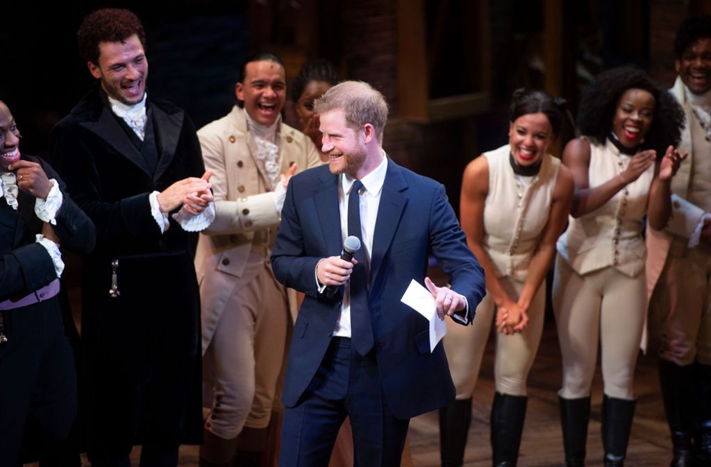 Als krönenden Abschluss legte Prinz Harry sogar selbst eine kleine Gesangseinlage ein, die das Publikum und die Schauspieler begeisterte.