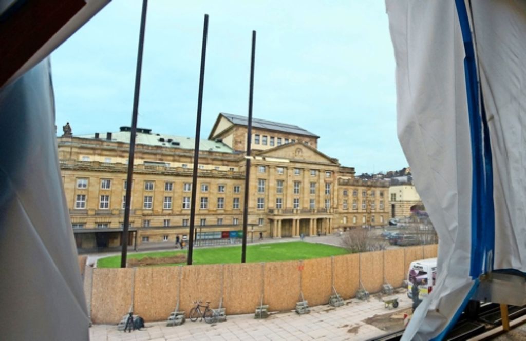 Der Blick von der Baustelle des Landtagsgebäudes auf das Große Haus, das wohl in einigen Jahren selbst zur Großbaustelle werden wird. Foto: dpa