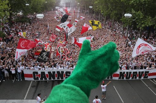 Vor dem Saisonstart marschierten die Anhänger des VfB schon einmal in großer Zahl vom Cannstatter Bahnhof zum Stadion Foto: Baumann