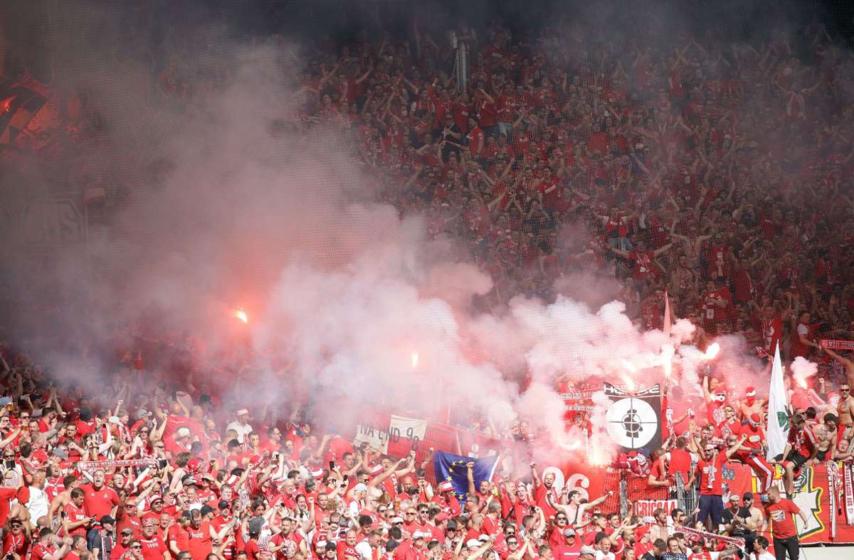 Zu Beginn des Spiels zündeten Köln-Fans ...