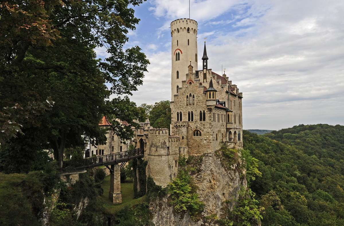 Für „Dornröschen“ diente neben der Burg Hohenzollern ein weiteres historisches Bauwerk auf der Schwäbischen Alb als Filmkulisse: Das Schloss Lichtenstein im Landkreis Reutlingen.