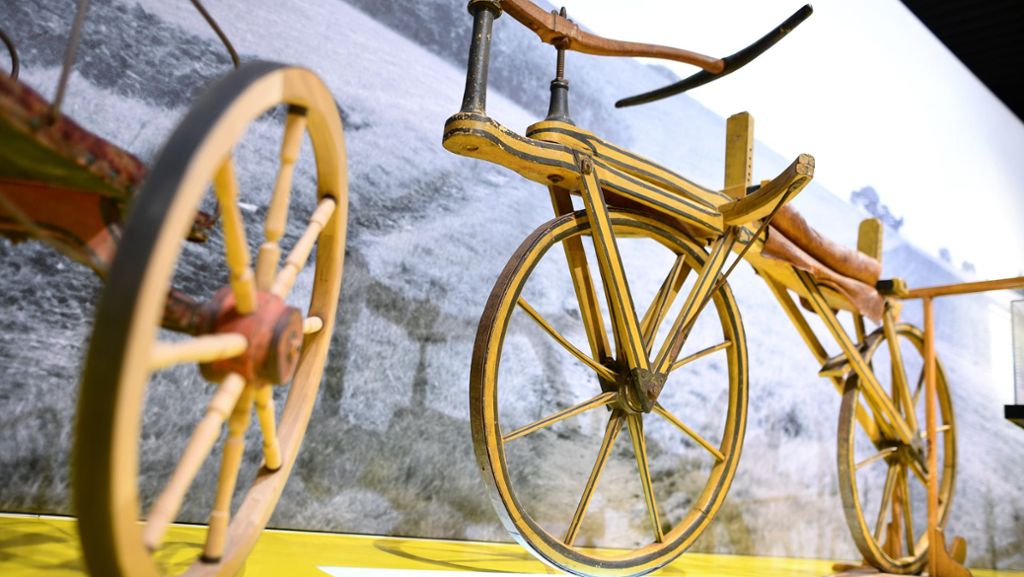  Zwei Tage feiert Mannheim die Erfindung des Fahrrads vor 200 Jahren. Im Zentrum öffneten am Samstag zahlreiche Infostände, zudem traten Straßenmusiker und Artisten auf. 