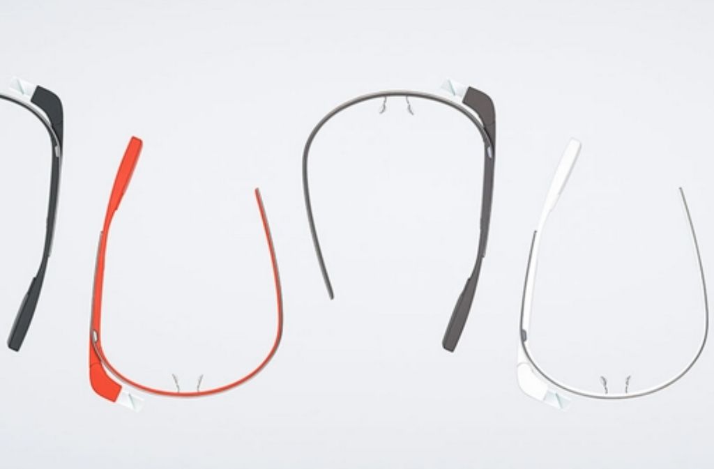 Google bringt seine Datenbrille „Google Glass“ noch im November in einer überarbeiteten Version auf den Markt. Diese kann laut Angaben des US-Konzerns mit allen „verschreibungspflichtigen“ Brillenrahmen verwendet werden und verfügt über einen In-Ear-Mono-Kopfhörer.