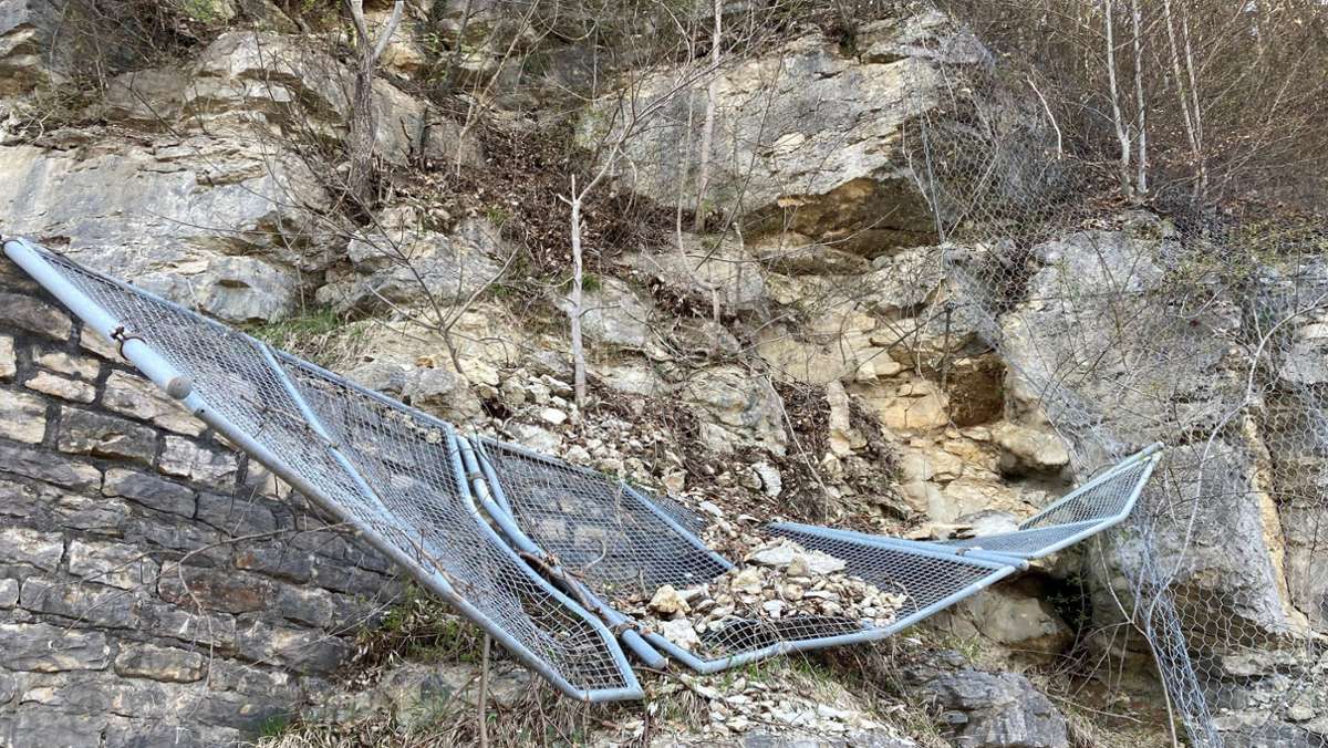 A8 Richtung Stuttgart weiter gesperrt: Kletterer bearbeiten absturzgefährdeten Felsen