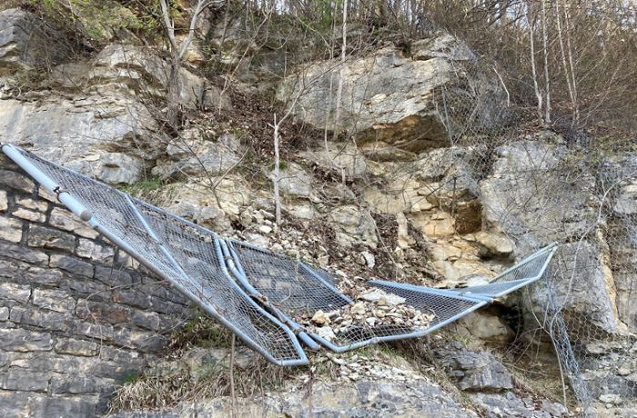 Kletterer bearbeiten absturzgefährdeten Felsen