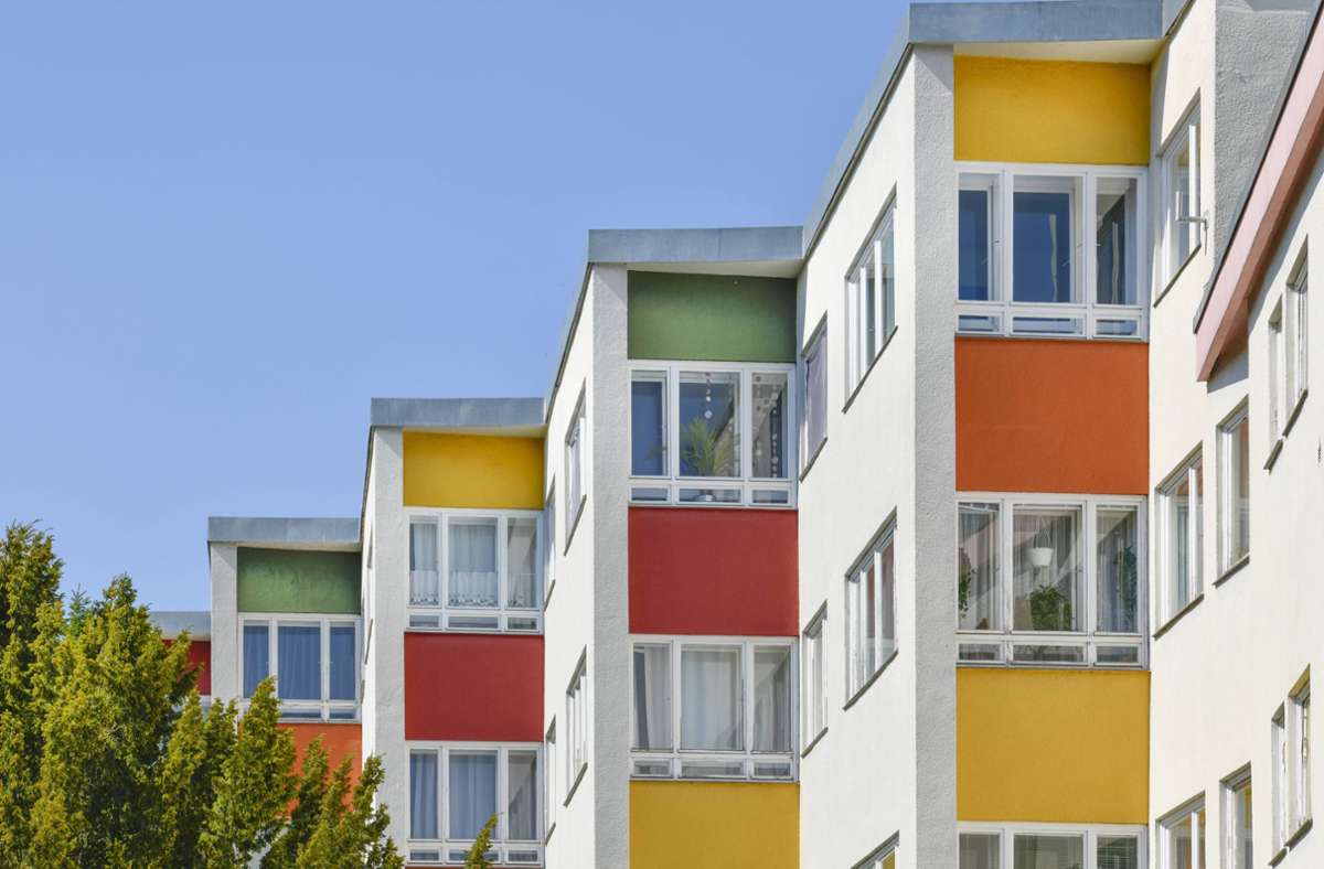 Zwischen 1929 und 1931 entstand die Großsiedlung Siemensstadt im Berliner Bezirk Spandau. Die drei- bis viergeschossigen Wohnzeilen folgen einer strengen städtebaulichen Figur, innerhalb der die beteiligten Architekten mit unterschiedlicher Formensprache ein vielgestaltiges Siedlungsbild schufen.