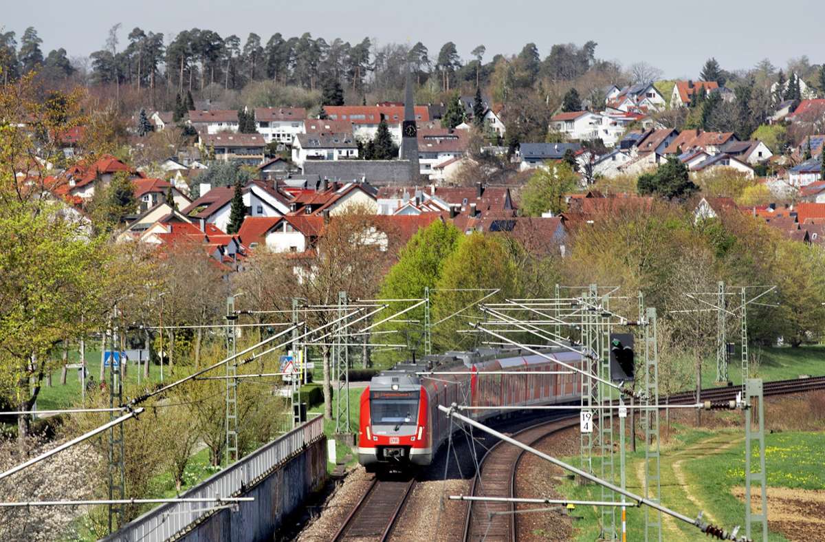 Auf den Gleisen der S-Bahn auf den Fildern – hier in Leinfelden – sollen  mit S 21 auch Schnellzüge der Gäubahn fahren. Foto: Horst Rudel