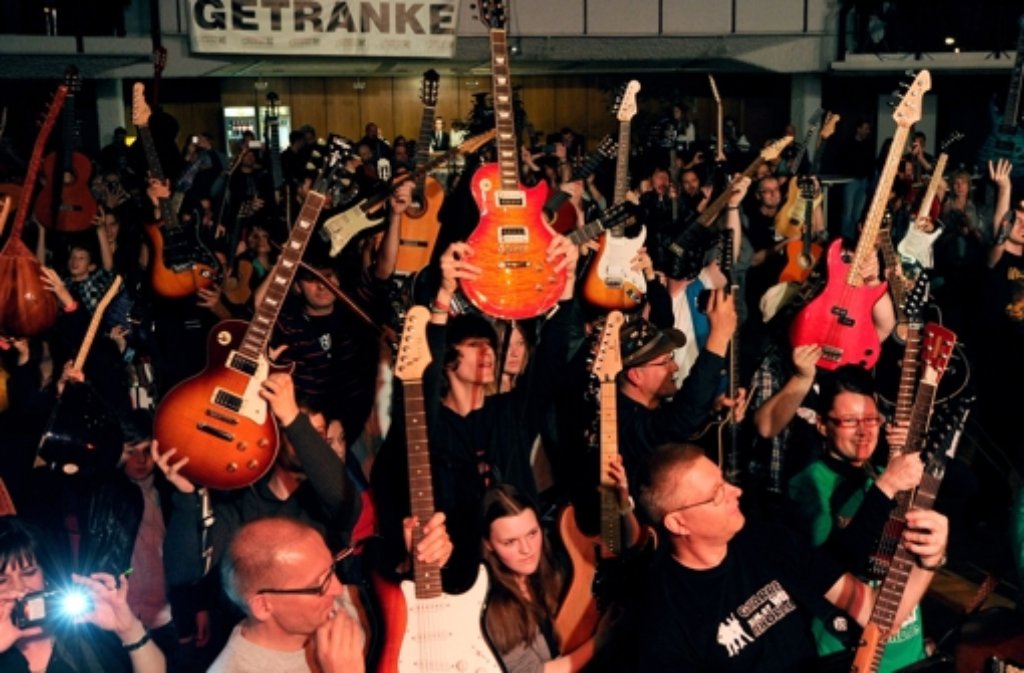 Gitarrenrekord! In Leinfelden-Echterdingen spielten 242 Gitarristen zusammen.