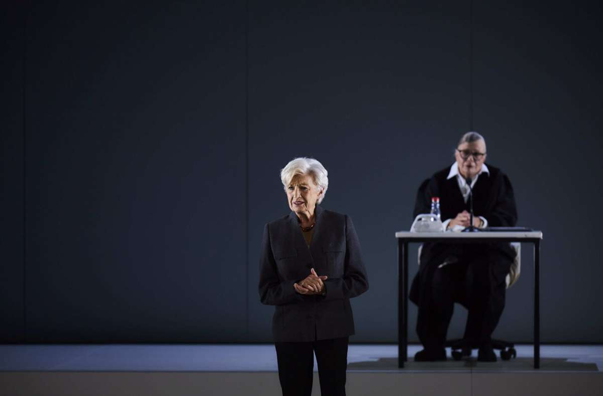 Nicole Heesters als Angela Merkel und im Hintergrund Anke Schubert als Richterin in „Ökozid Ein Modellversuch“ von Andres Veiel & Jutta Doberstein in der Inszenierung von Burkhard C. Kosminski in Stuttgart.