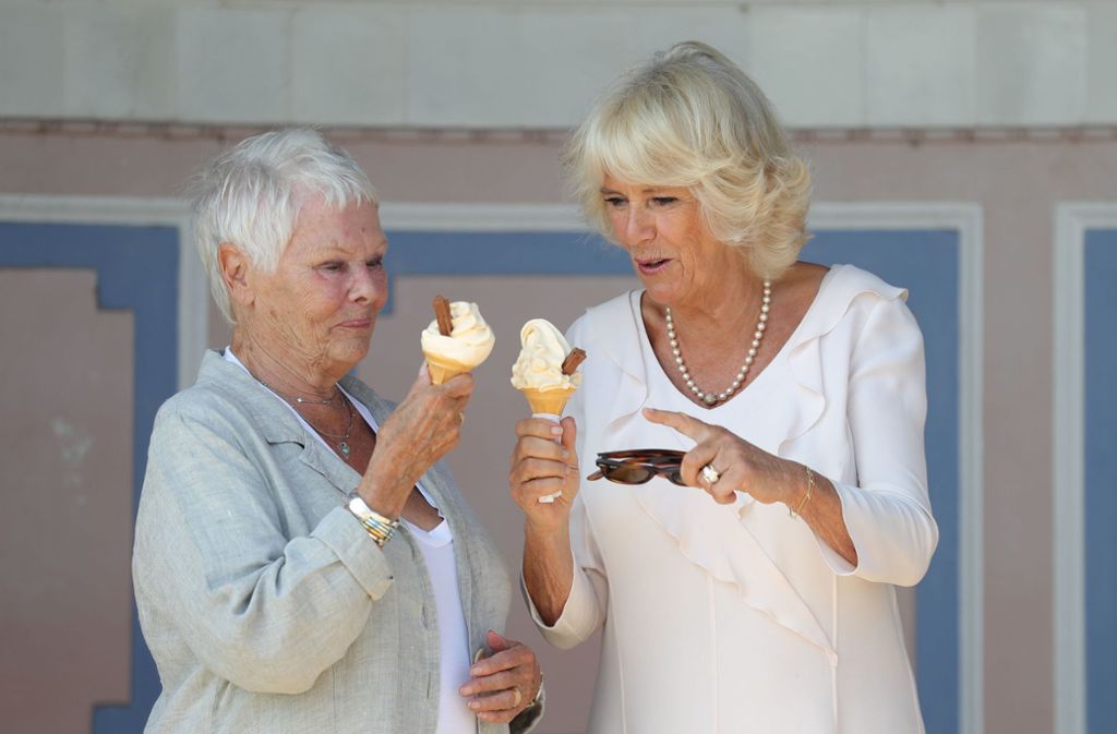 2018: Herzogin Camilla (rechts) zu Besuch an einem Filmset – die beiden gönnen sich ein Eis.