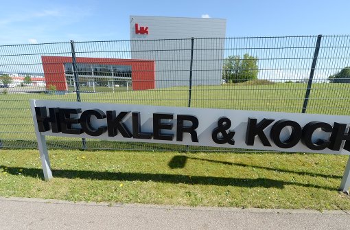 Das Logo von Heckler und Koch steht in Oberndorf vor der Firmenzentrale. Ehemalige Mitarbeiter des Waffenproduzenten müssen sich vor Gericht verantworten. Foto: dpa