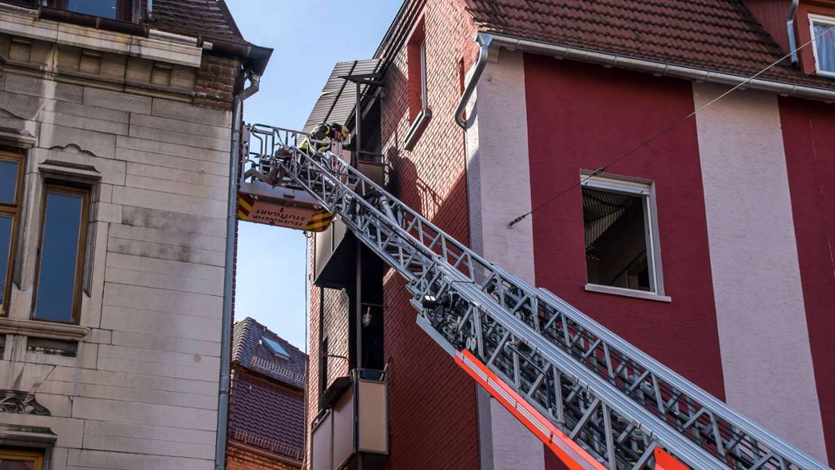 Stuttgart-Ost: Feuerwehr rettet zwei Menschen aus brennendem Haus