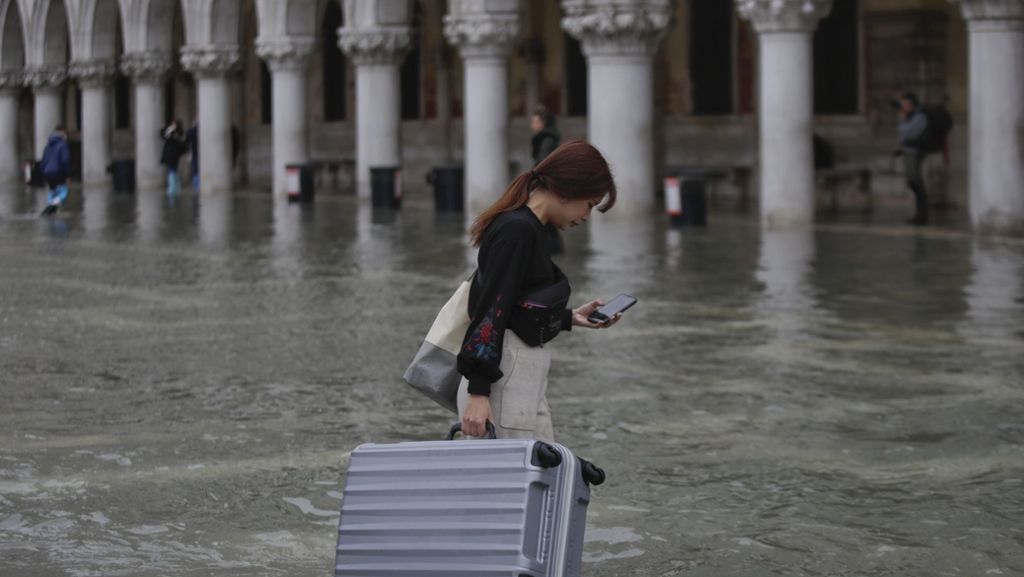 1,87 Meter über Normal: Hochwasser verwüstet Venedig