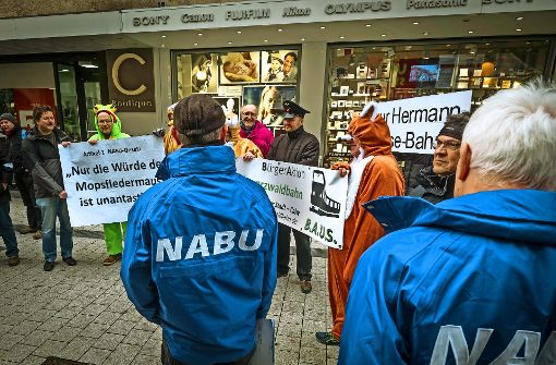 Protest: Bahnfreude, die für die Hesse-Bahn sind, demonstrieren gegen die Klage, die der Nabu zum Schutz der Fledermäuse angestrengt hat. Foto: Lichtgut/Achim Zweygarth