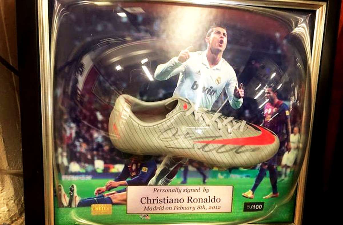 Ronaldos Schuh ist auf 300 Euro veranschlagt.