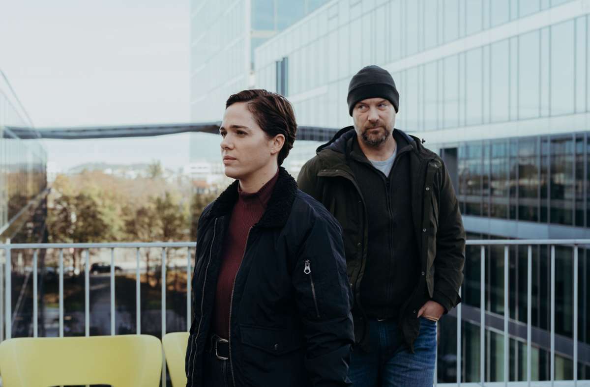 Elisabeth Eyckhoff (Verena Altenberger) und Dennis Eden (Stephan Zinner) ermitteln in der Tarnfirma des Geheimdienstes.
