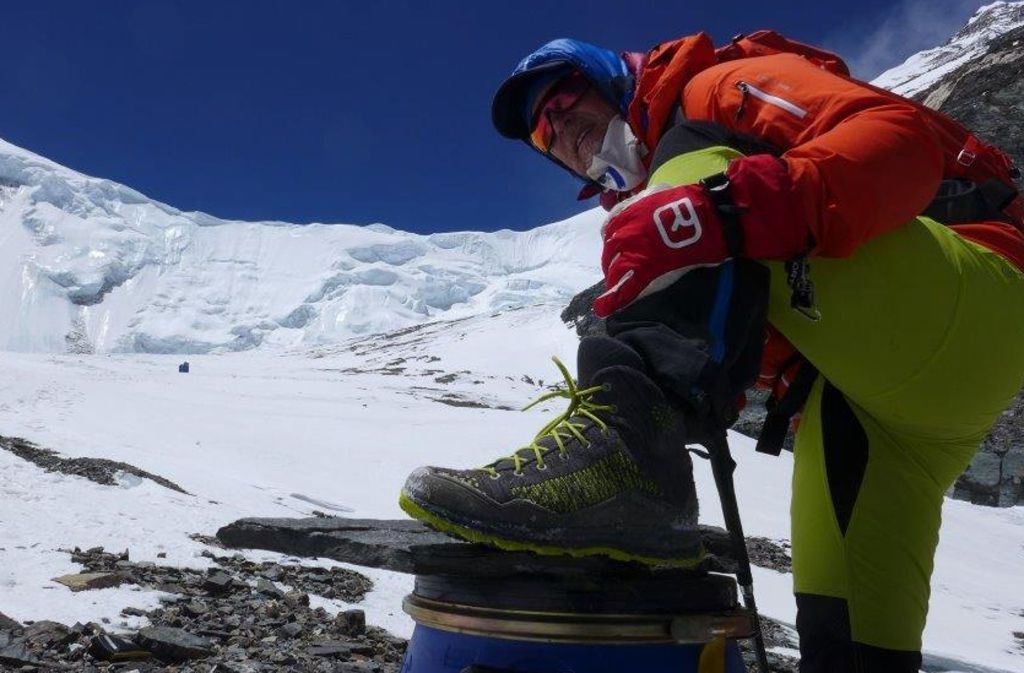 Während im Basislager auf knapp 5200 Meter der Himmel tiefblau ist, toben hoch droben in der Gipfelregion starke Stürme, die einen Aufstieg für alle Bergsteiger am Mount Everest derzeit unmöglich machen.