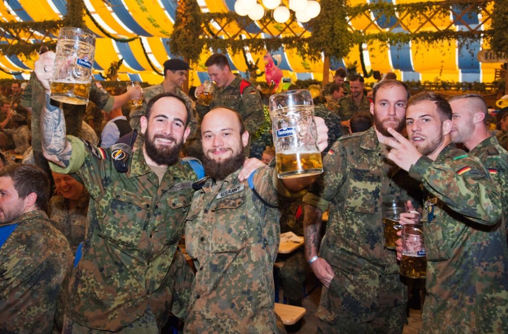 ...des Cannstatter Volksfest, dass hiesige Soldaten im Zelt feiern.